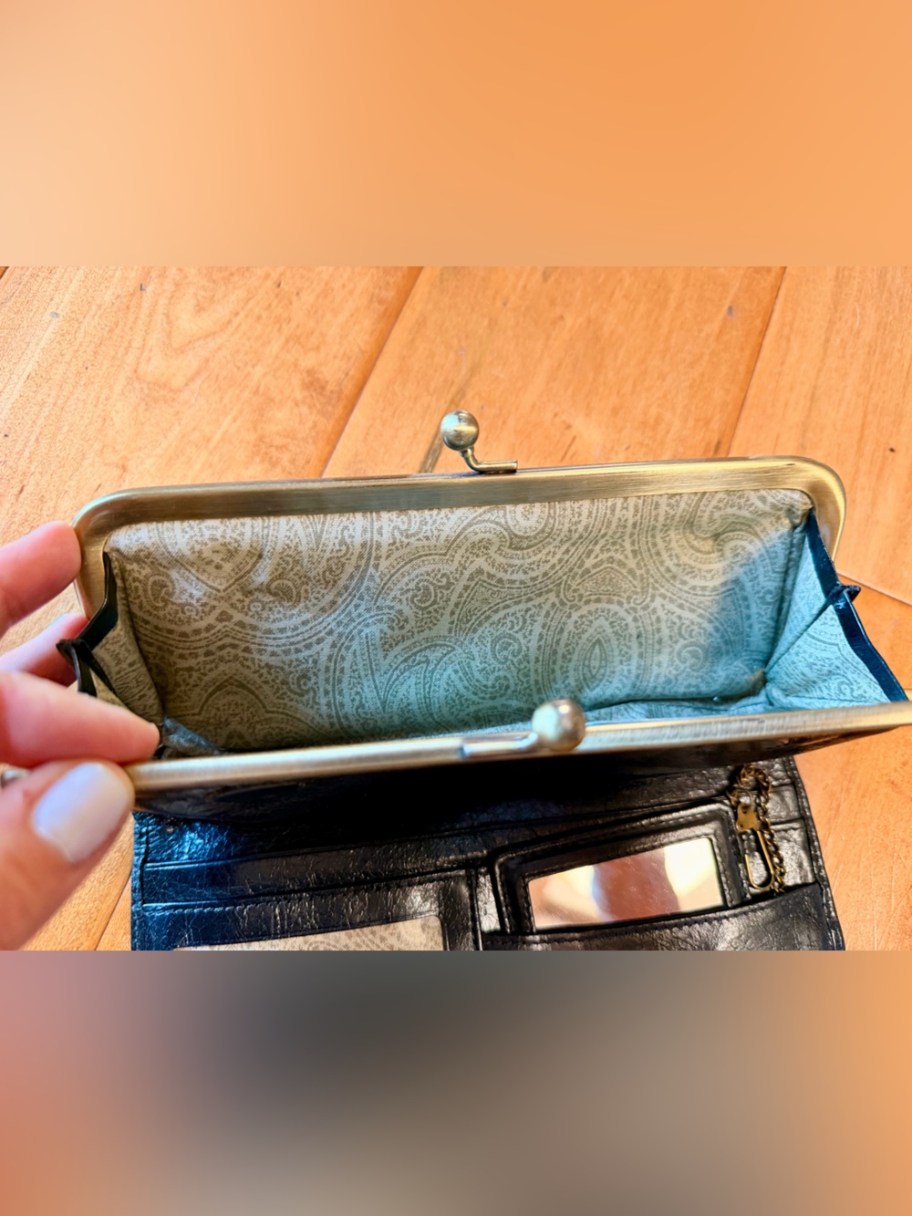 HOBO brand Black Leather Kiss-Lock Clutch Wallet - Picture 6 of 8